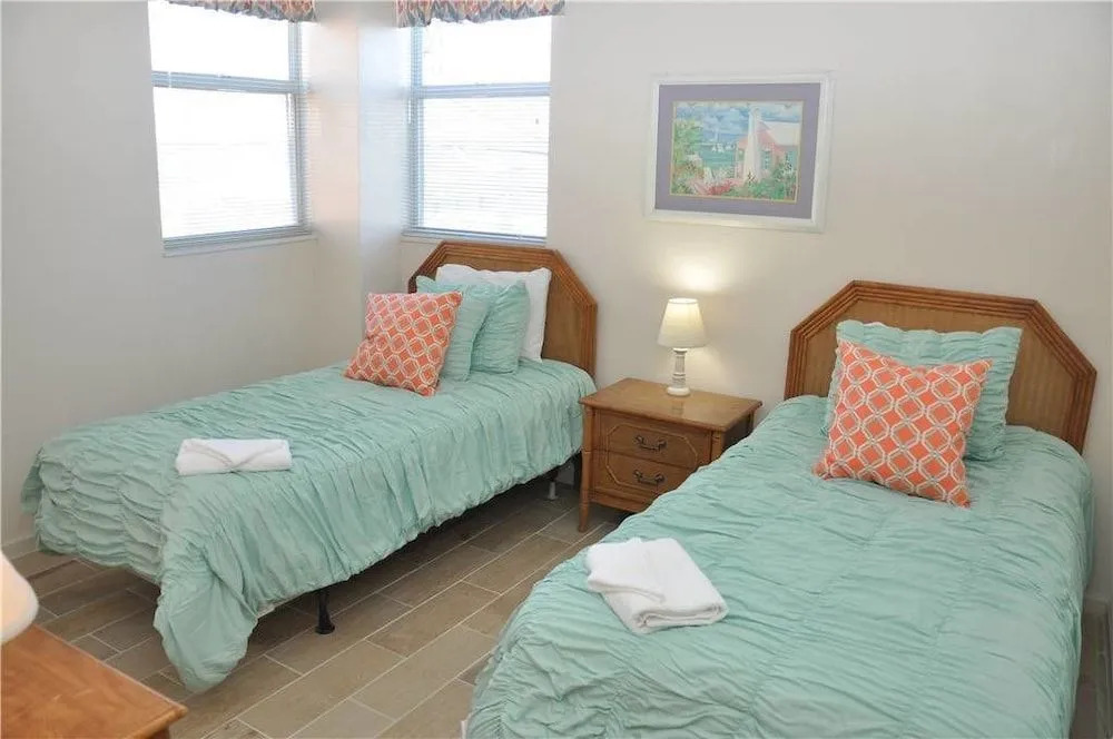 Hyperion Towers 201 - 3 Br condo by RedAwning