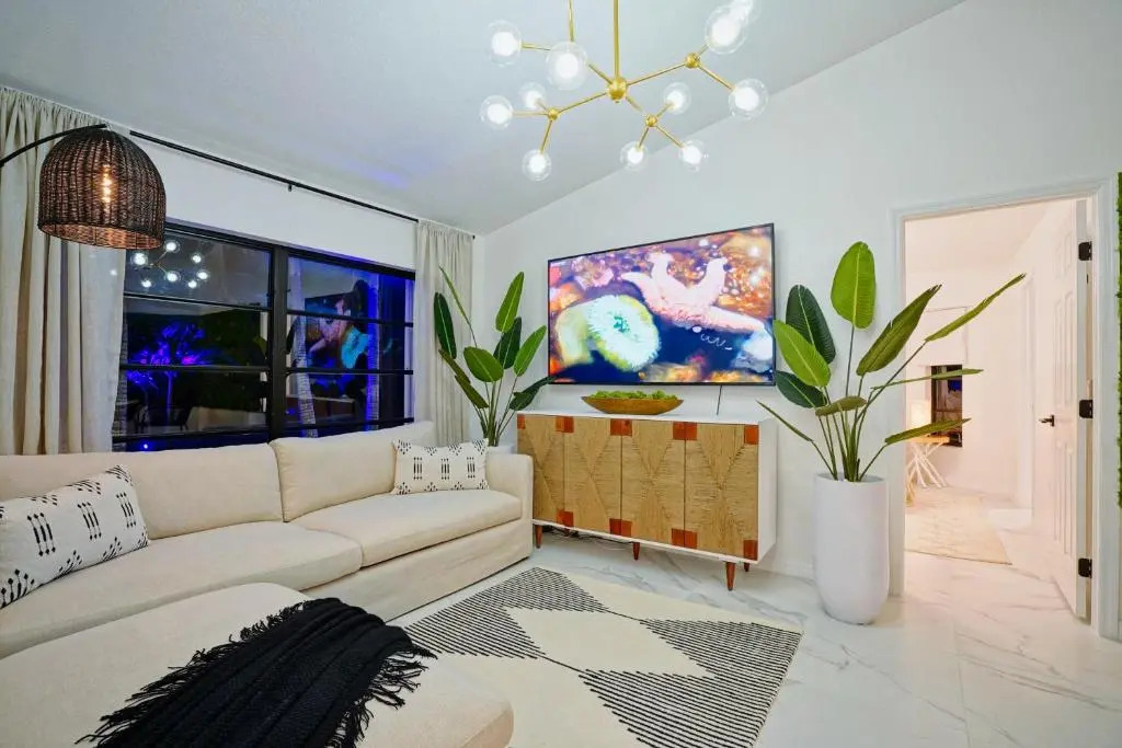 Glamorous 3-Bedroom Villa with Heated Pool Sarasota Area