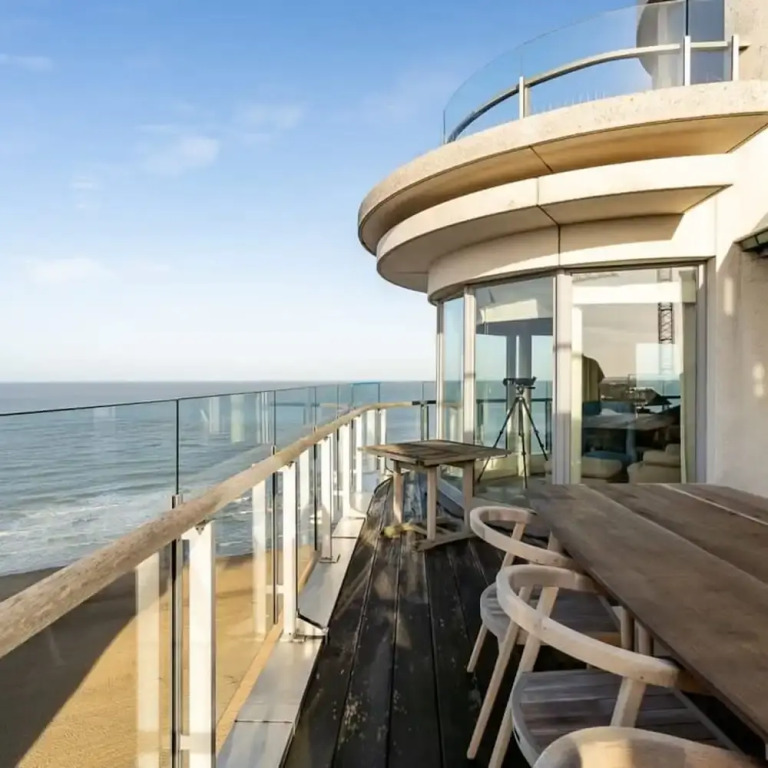 Stunning Penthouse With Free Parking and sea View