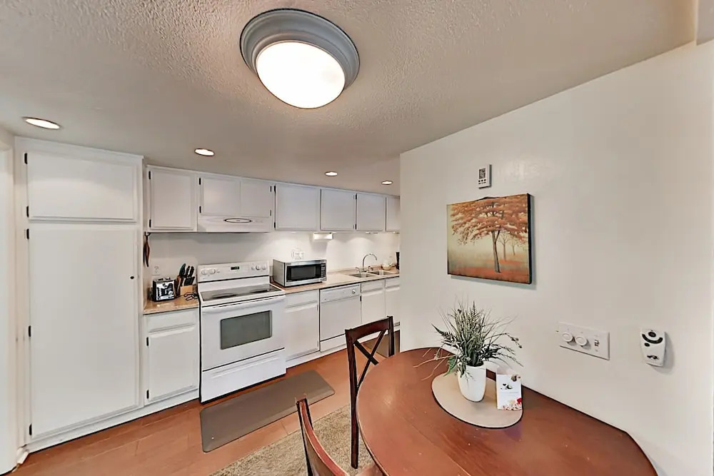 Walkable Corner Unit w/ Pool, Hot Tub & Tennis condo