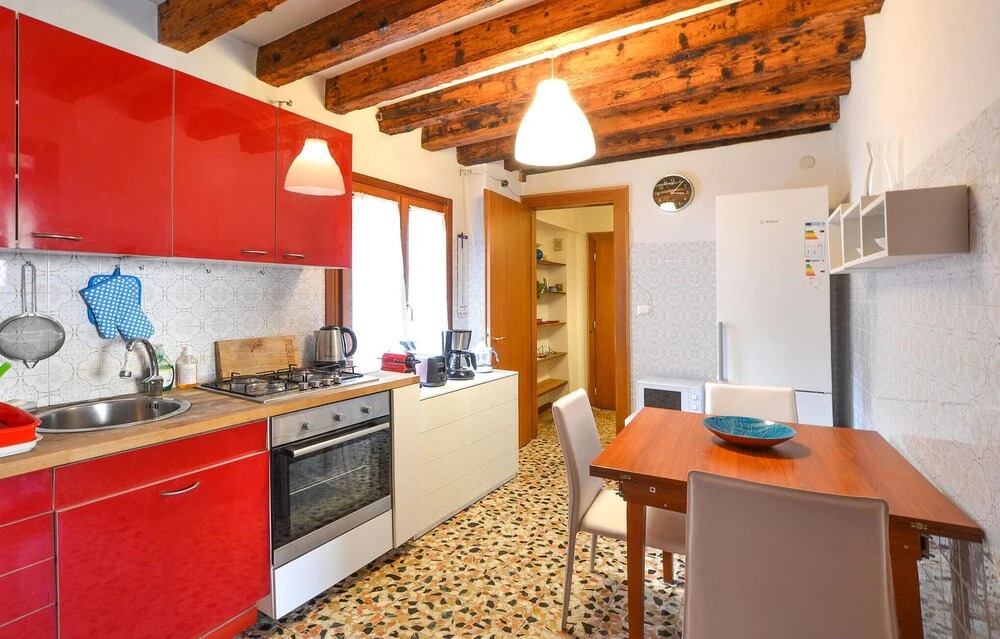 Nice Apartment in Venezia With 2 Bedrooms and Wifi