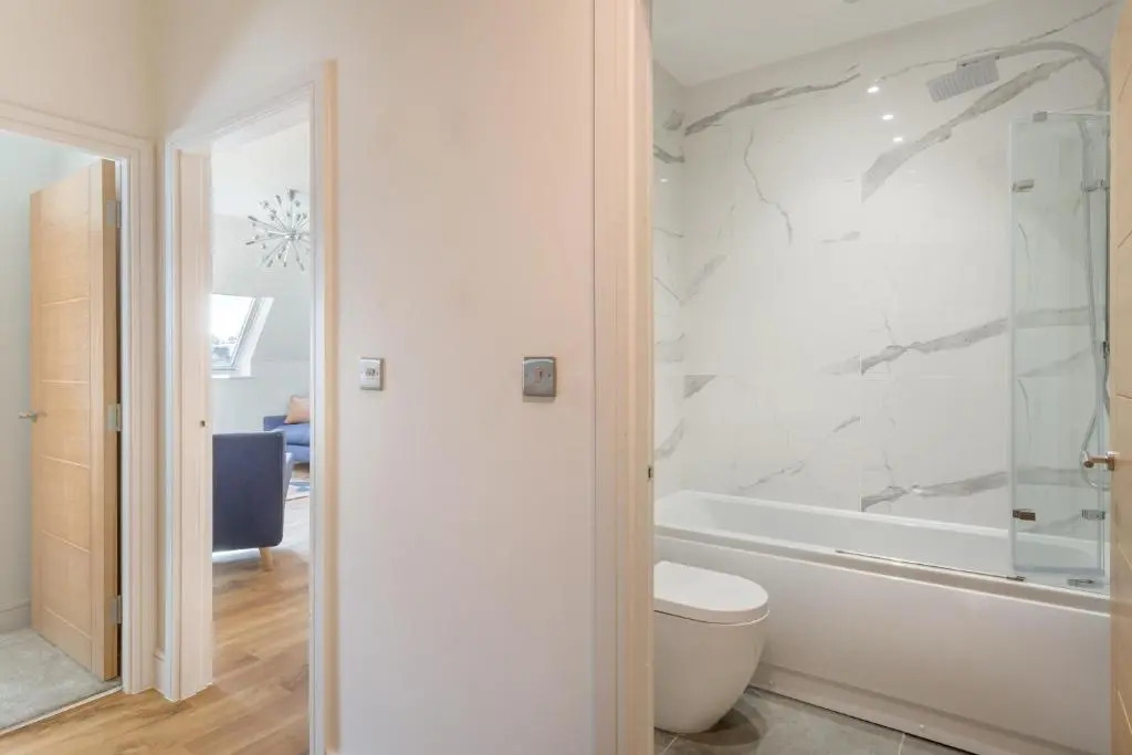 Stylish & Modern: Central Hitchin - with Parking