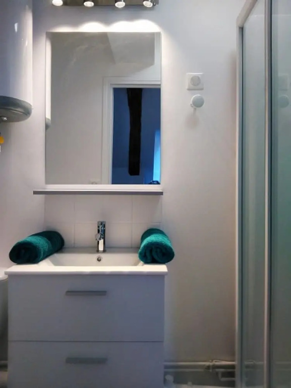 L établissement LA PLAGE A 2 PAS vous propose, 3 Appartements DEUX chambres, 1 appartement une pièce avec CLIMATISEUR , Netflix, lits faits à votre arrivée, serviettes de toilette, Ménage, Wifi, en hyper centre ,Plage à 100m, BOX à Vélos