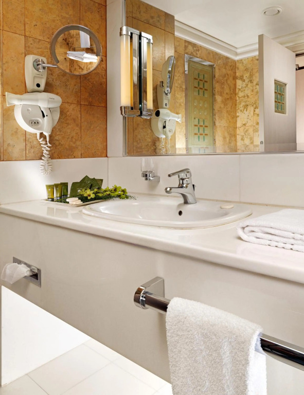 Holiday Inn Athens Attica Av, Airport W. by IHG