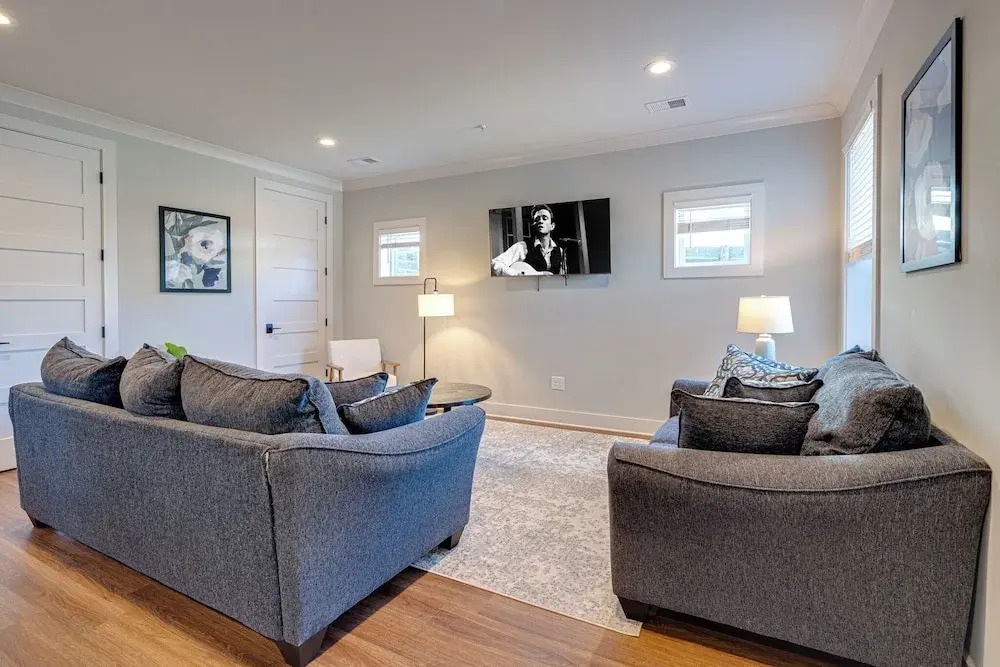 Mesmerize Melrose - Mins to Broadway - 2 Bedrooms