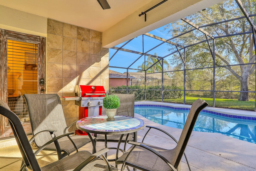 Peaceful Home With an Enclosed Patio, Pool, Grill, Washer/dryer, & AC