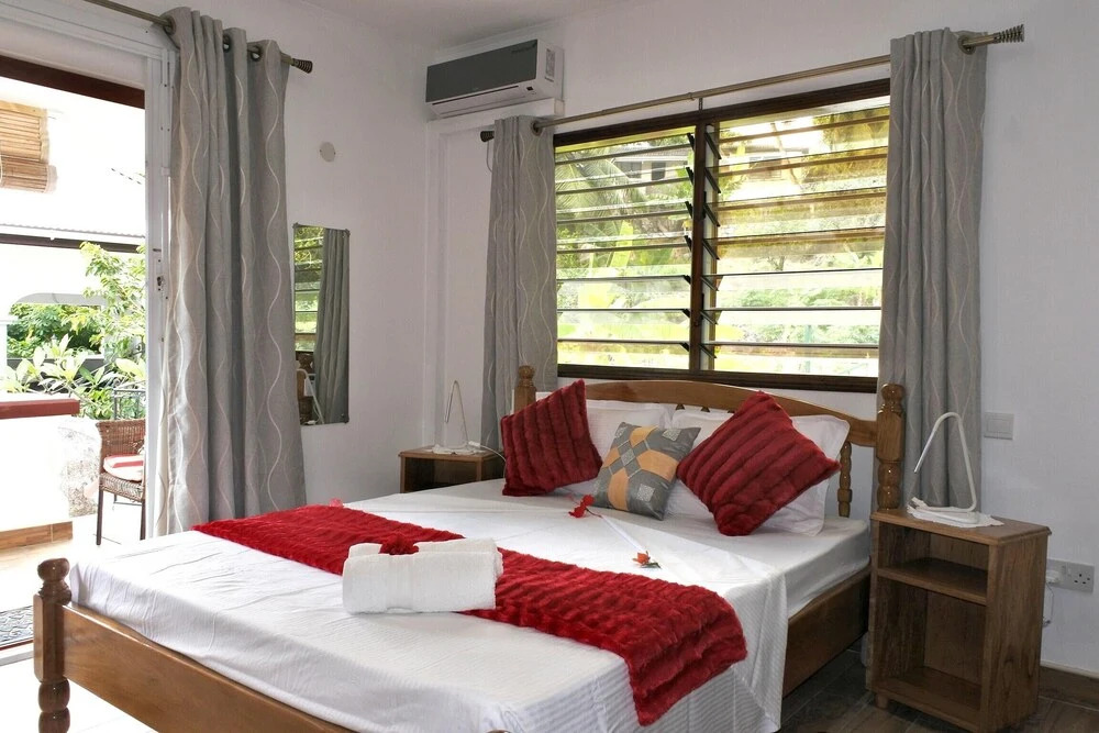 Studio in Mahe, With Wonderful sea View, Furnished Terrace and Wifi -