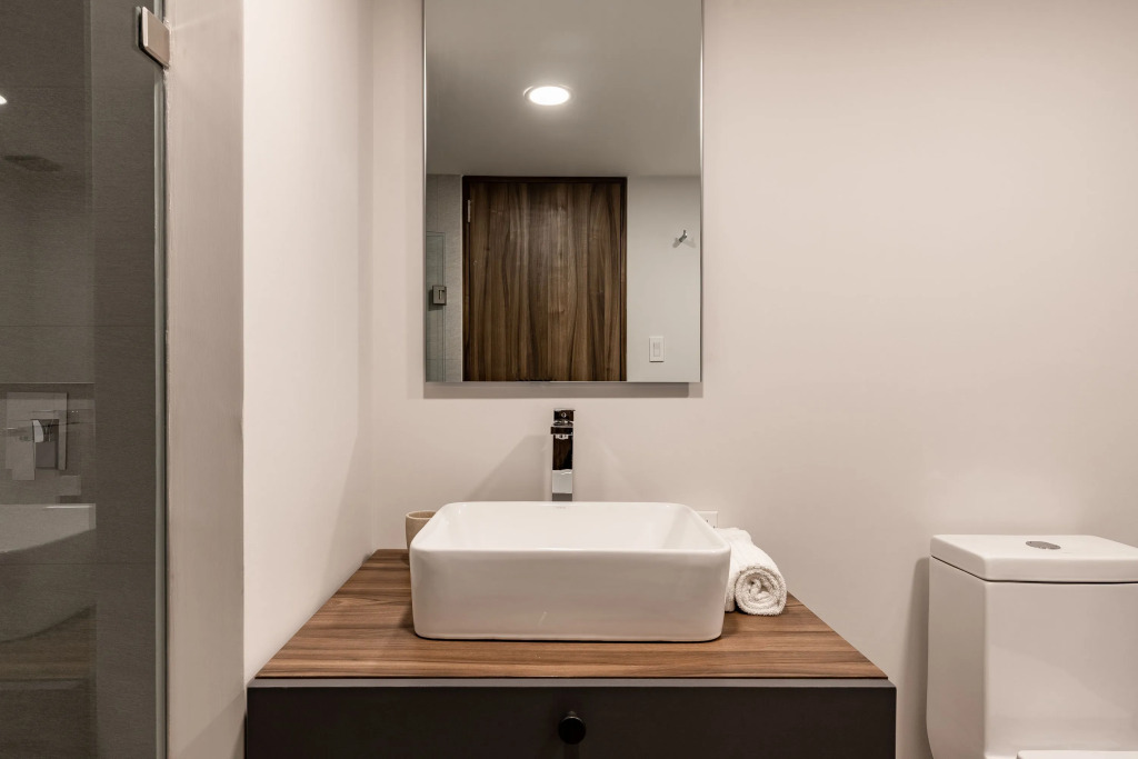 Casai Roma 1 BR Bright Condo
