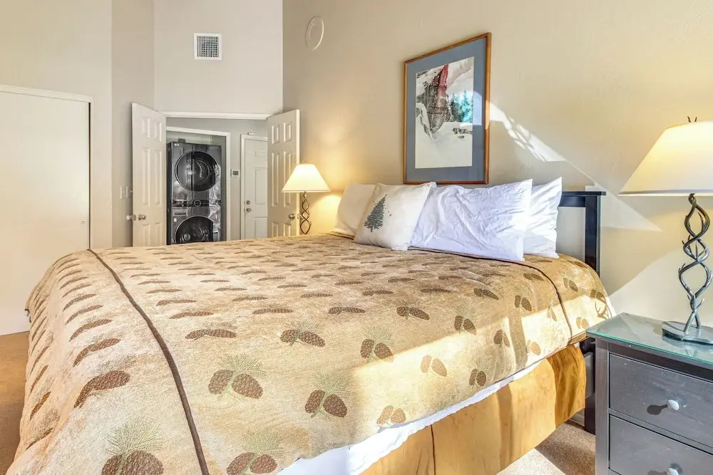 Golf Course Getaway & Hot Tub Haven in Pinetop!