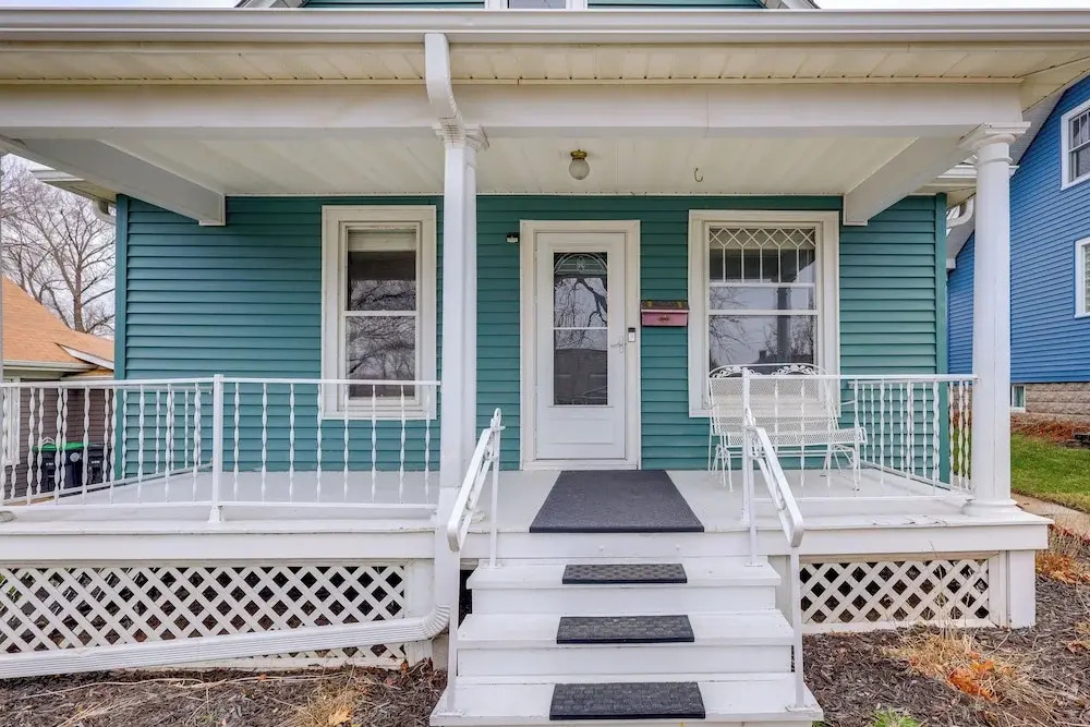 Walk to Nightlife District! Omaha Benson Bungalow