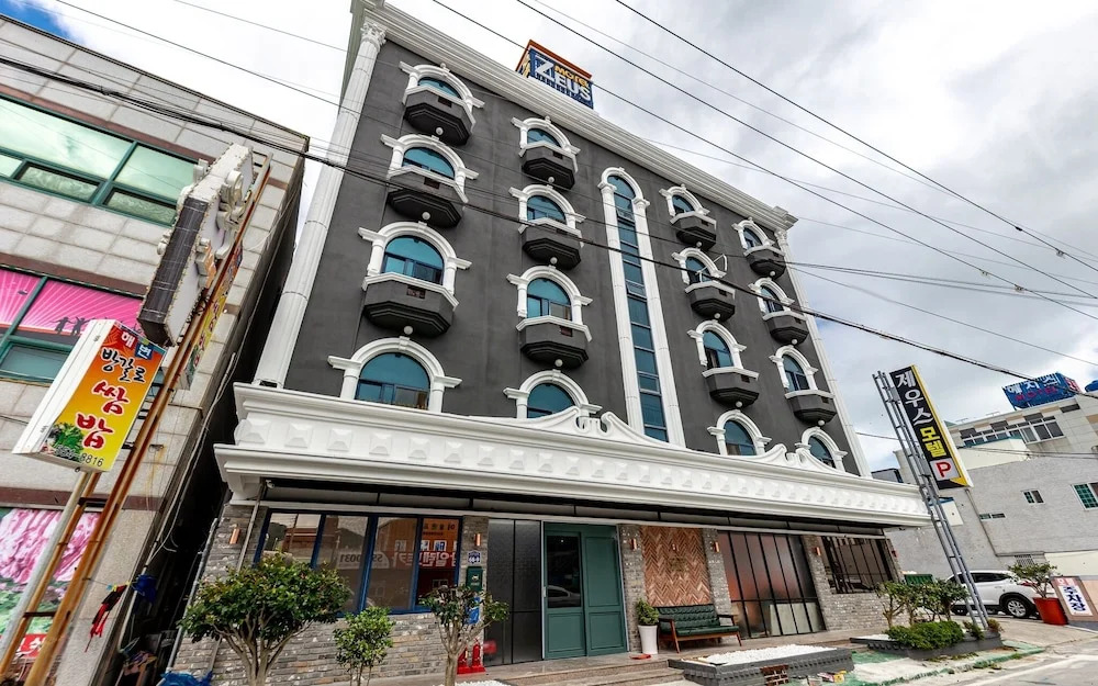Zeus Motel