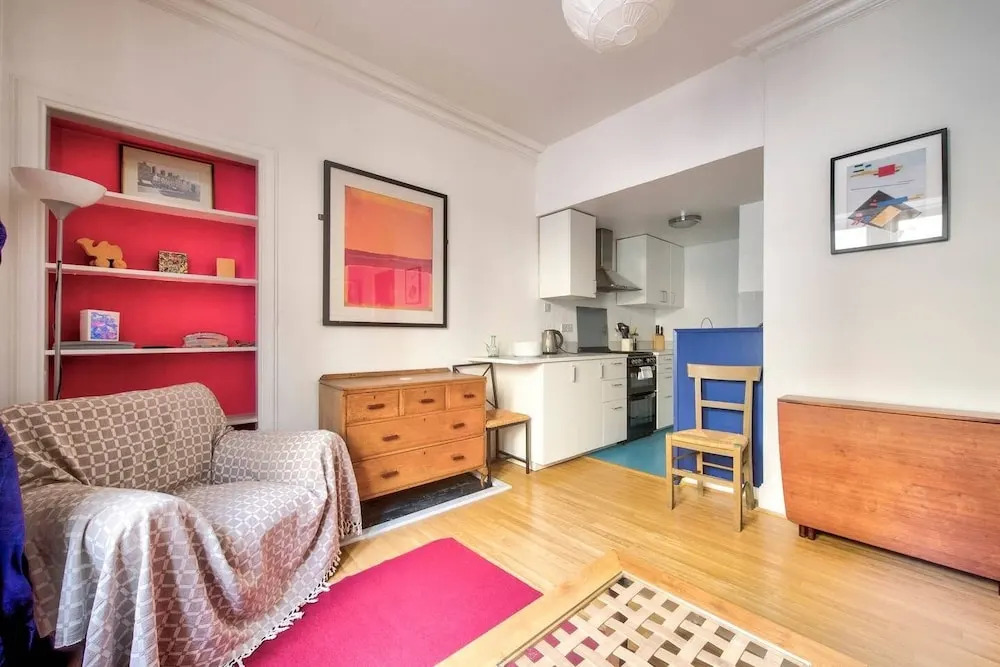 Colourful West-end Apartment - 2 Double Bedrooms 4 Guests!