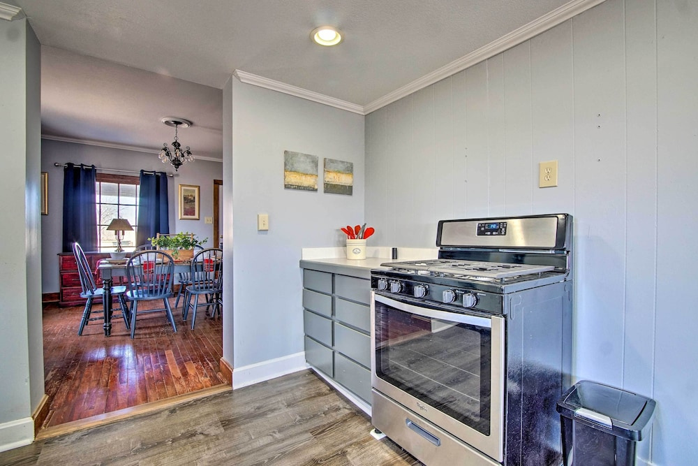 Quiet Family Home - 12 Miles to Pomona State Park!