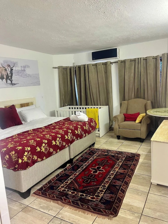 Serene Thatched Roof Retreat in Faerie Glen, Pretoria