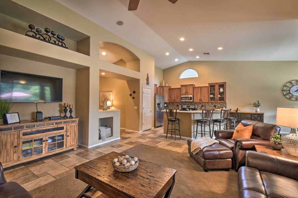 Spacious Surprise Home: 6 Mi to Wildlife World Zoo