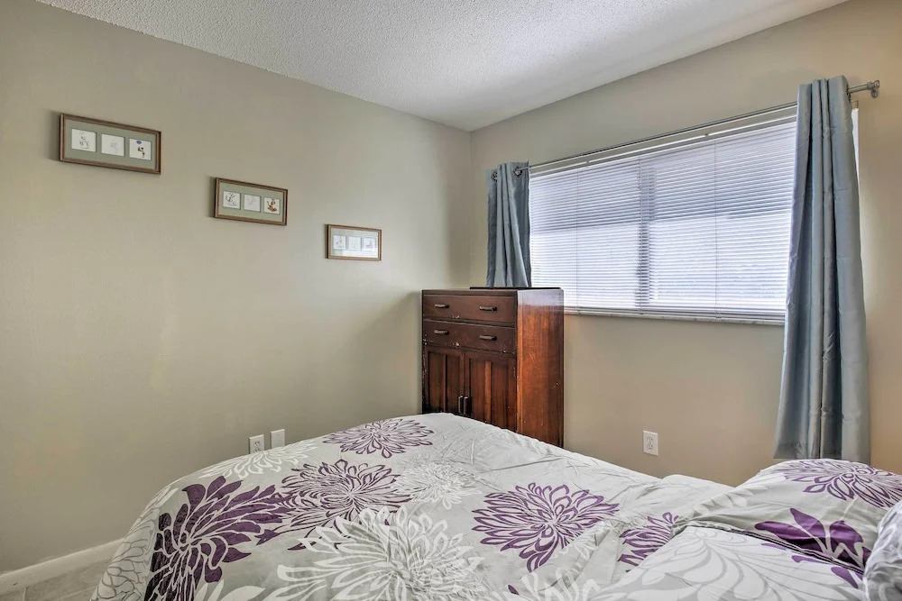 Walk to Beach & Dining: Sunny St Pete Condo!