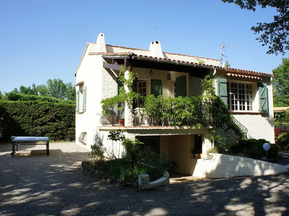Charming Holiday Home in Régusse, Provence With Terrace