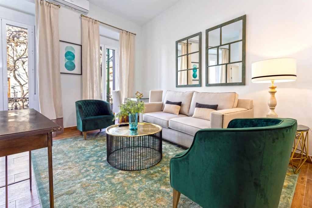 Modern apartment located close from the city center. Recaredo V