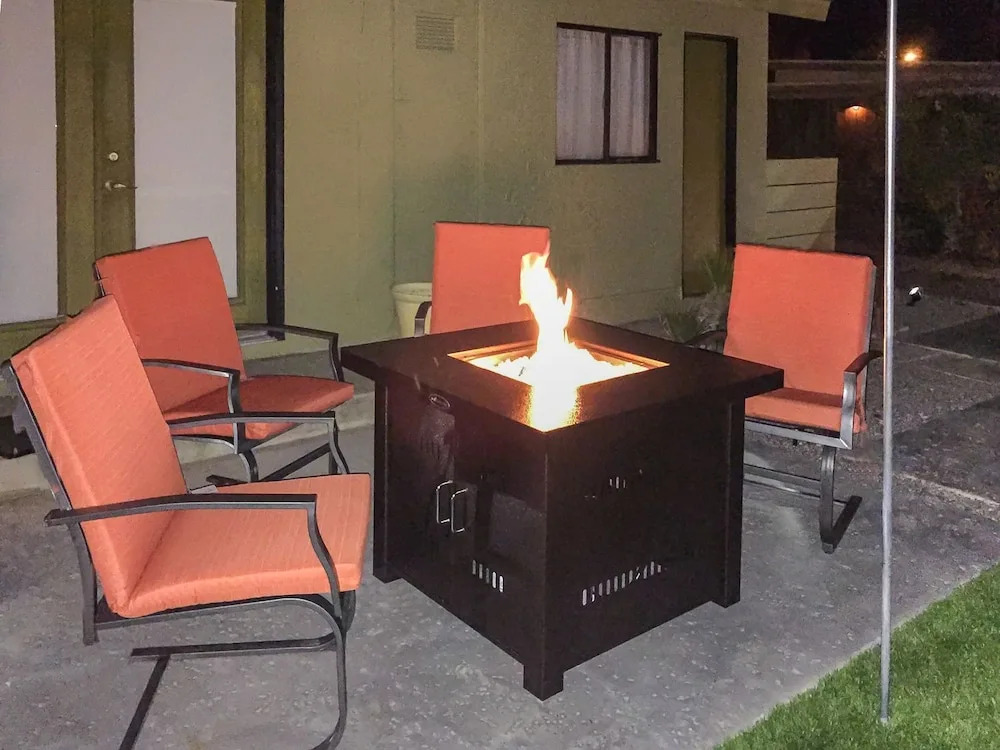 Mid-century Getaway W/ Pool & Spa - Near Downtown 3 Bedroom Home