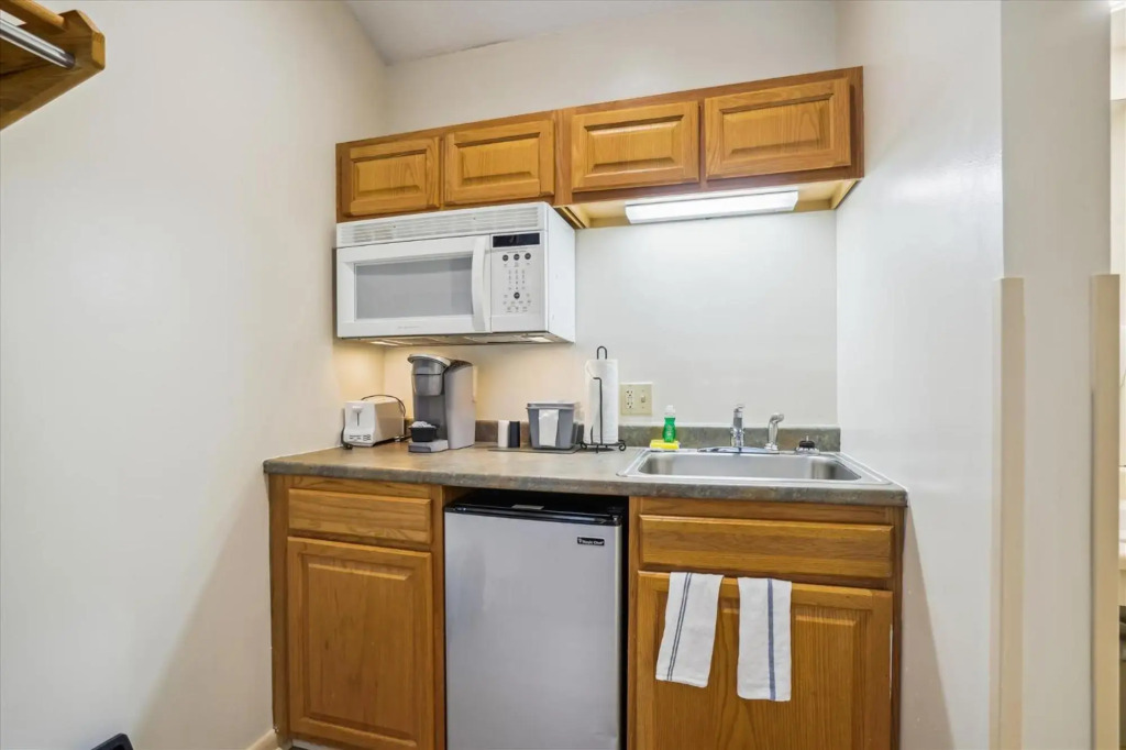 Deluxe Two Bedroom Suite on 2nd floor with outdoor heated pool 20708