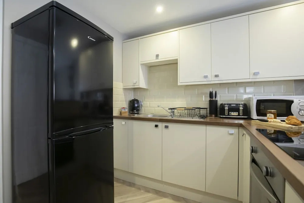 Elliot Oliver - 2 Bedroom Garden Apartment With Parking