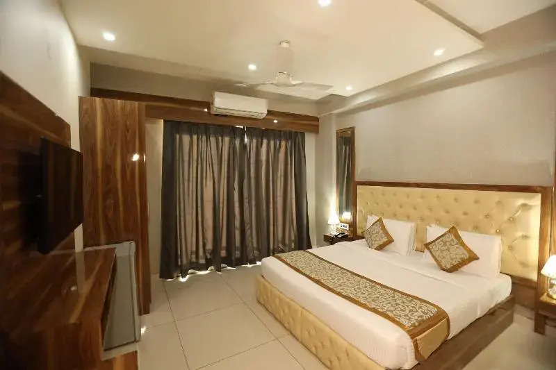 Hotel Starex Opp. Artemis Hospital