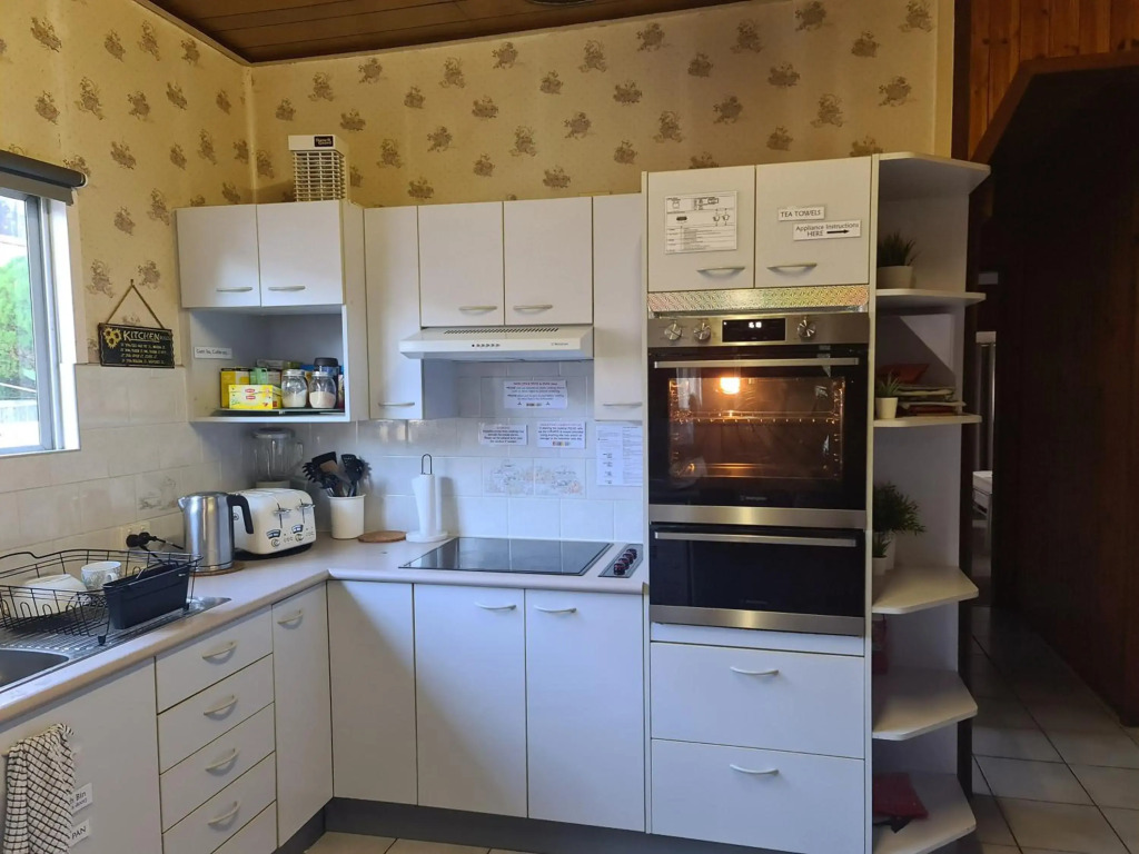 WOODY Pt - AMAZING 1970s SHARE HOUSE BY THE SEA-4 rooms available