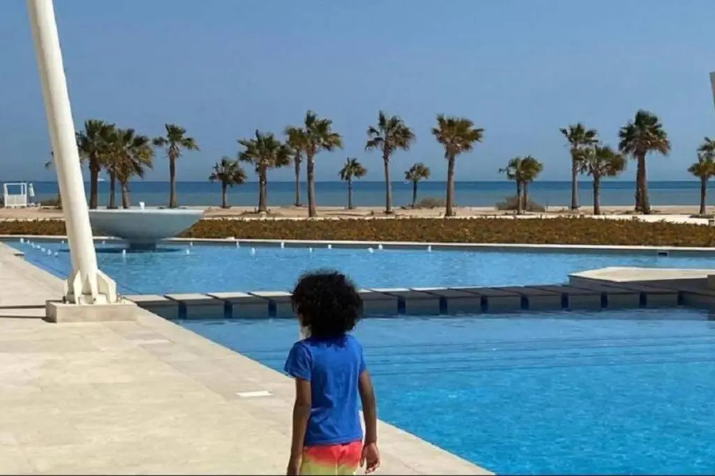 Beautiful modern apartment with access to beach and pools