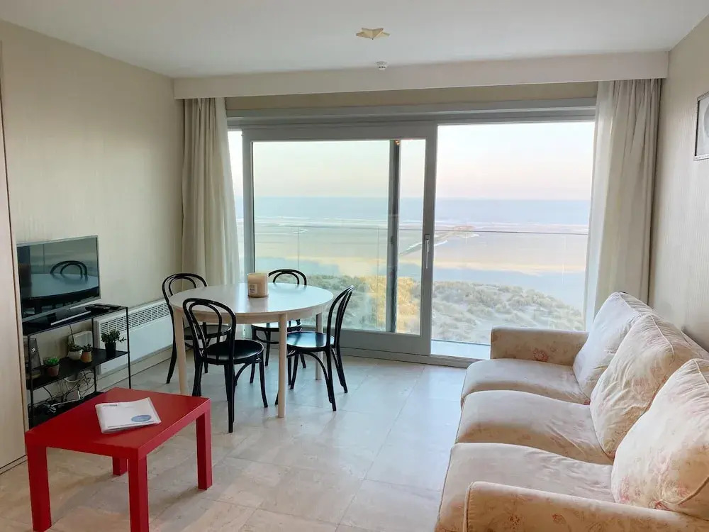 Beachside Stay with Views