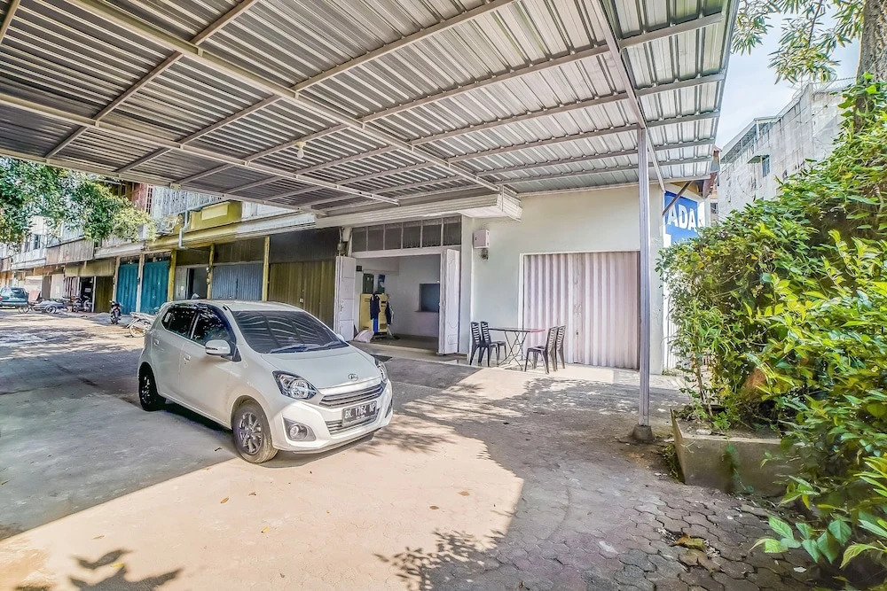 Ada Guest House near RS Methodist Medan RedPartner