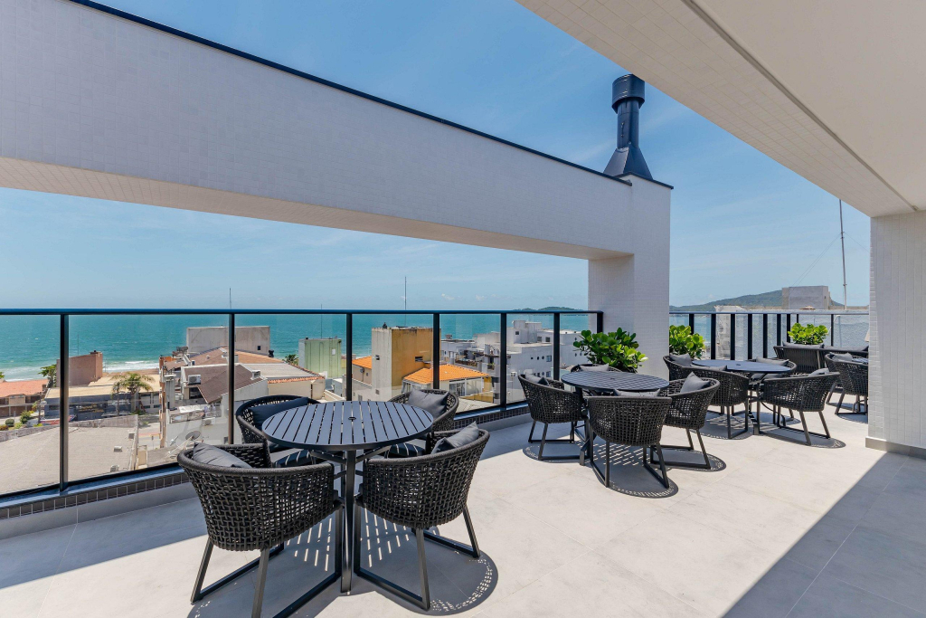 Luxuoso Loft em Condomínio com Piscina a 150m do Mar