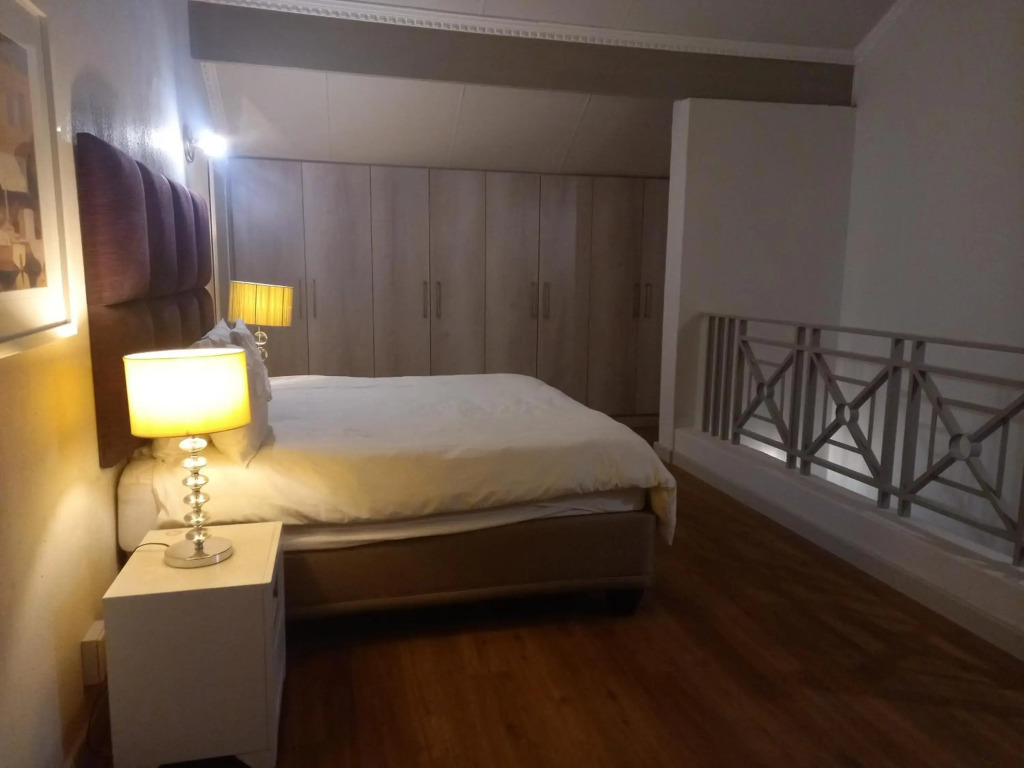 Mount Royal - 32 Large 1 bed with balcony upstairs