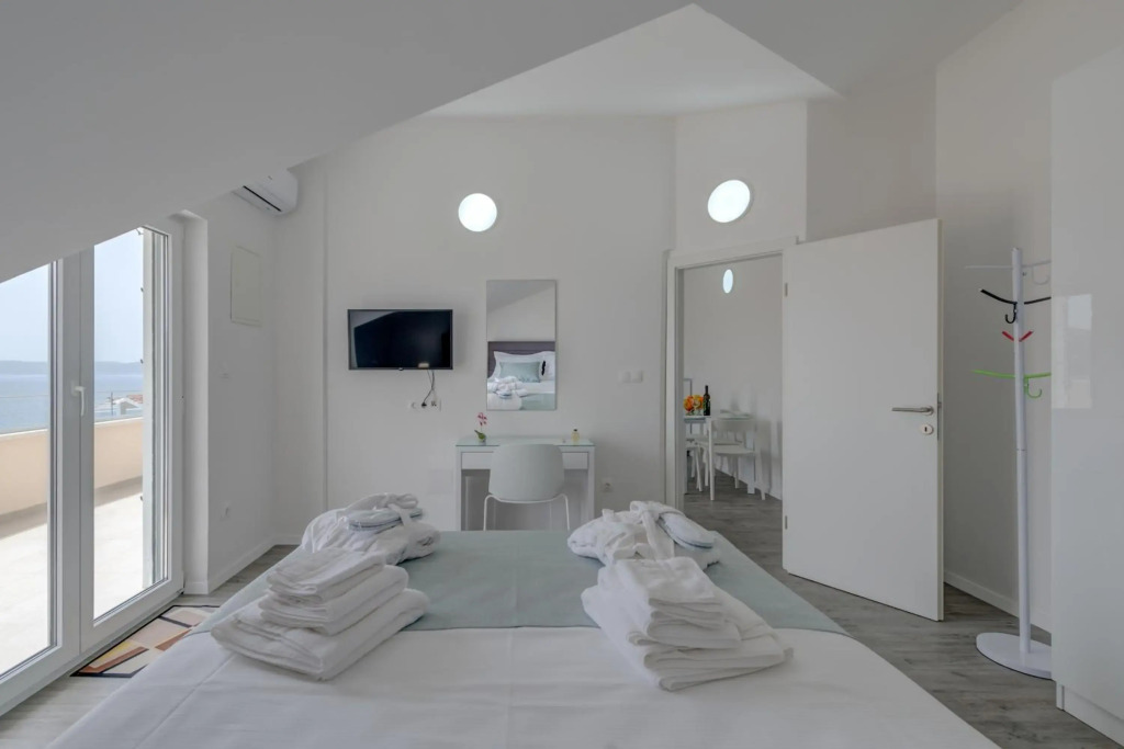Spacious Modern Apartment Miljak - 1min to the beach