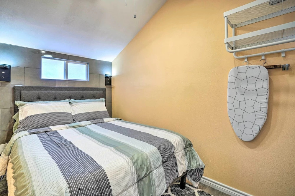 3 Mi to San Antonio Zoo: Bright Texas Cottage!
