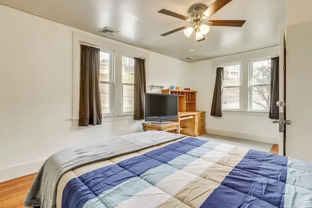 Near University Ave! Pet-friendly 3BR w/ Foosball!