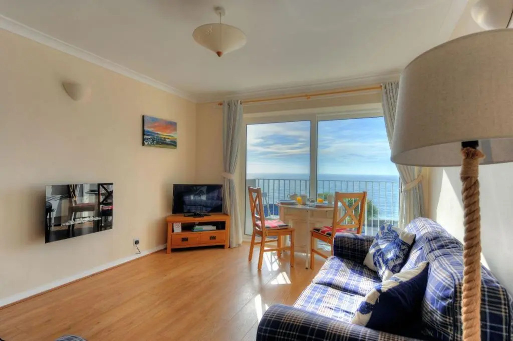 6 Bay View Court
