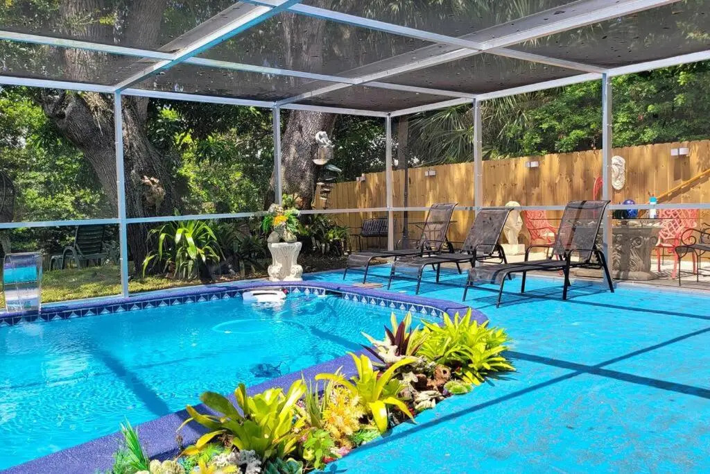 RIVER to BEACH 3 R 2 B Family and Pet Heated pool Airport Downtown Beach K2