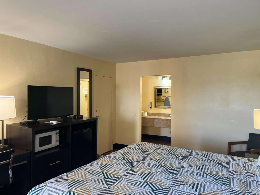 Motel 6 Forsyth, GA Tift College