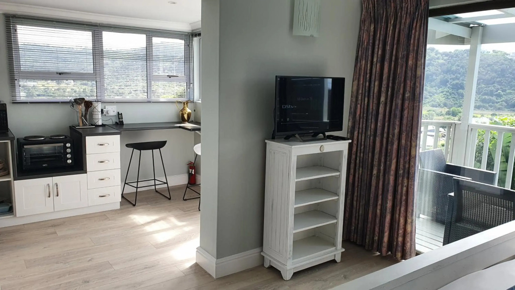 Modern Solar powered 1 bed studio apartment with amazing views