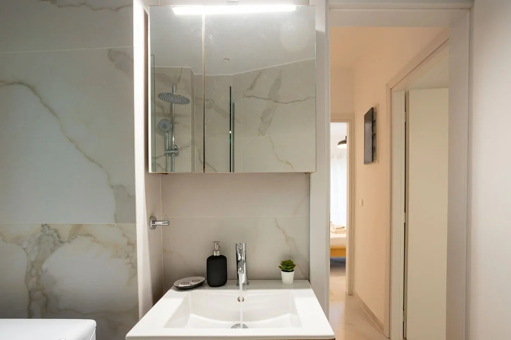 Renovated 2-bedroom Apt Near the Athenian Coast