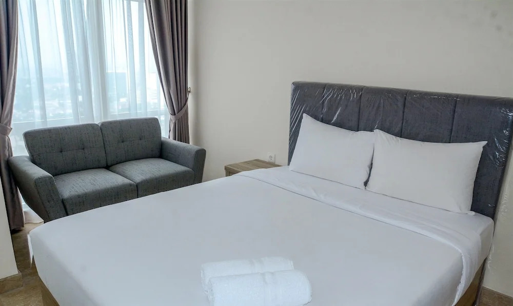 Comfy Studio Room with City View at Menteng Park Apartment By Travelio