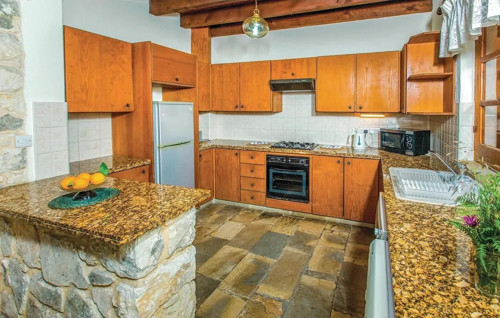 Beautiful Home in Miliou Paphos with Hot Tub, Sauna & 3 Bedrooms