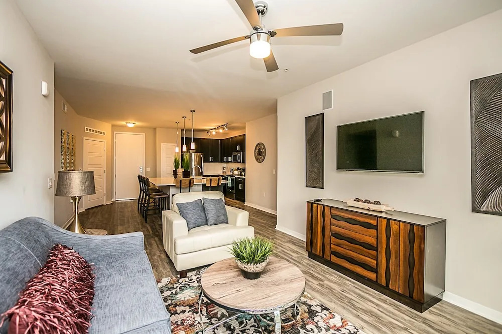 Upscale King, Pool View, Close to Kierland w/Parking (316)