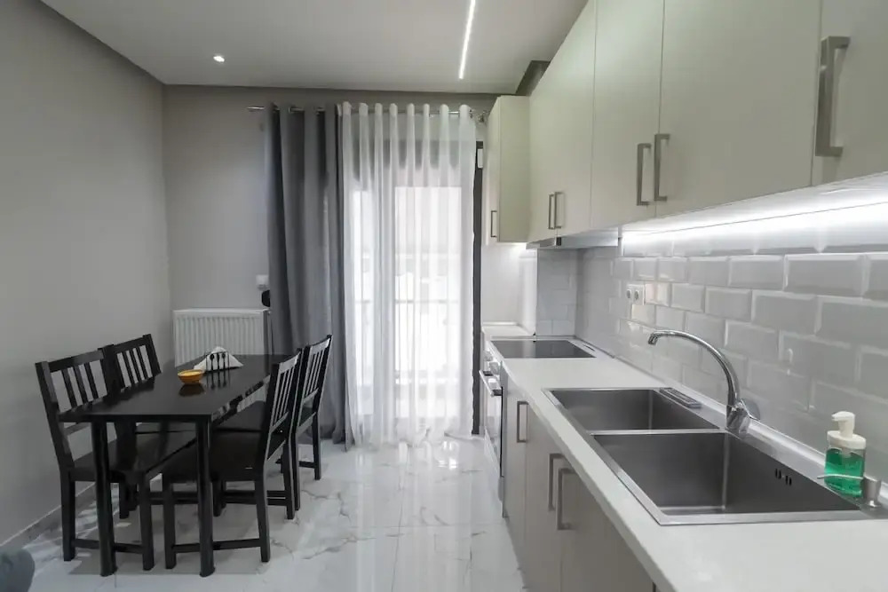 Central Cozy Home by Rentals Pro