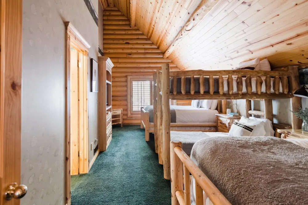 Grizzly by Avantstay Rustic Big Bear Cabin w/ Hot Tub & Pool Table