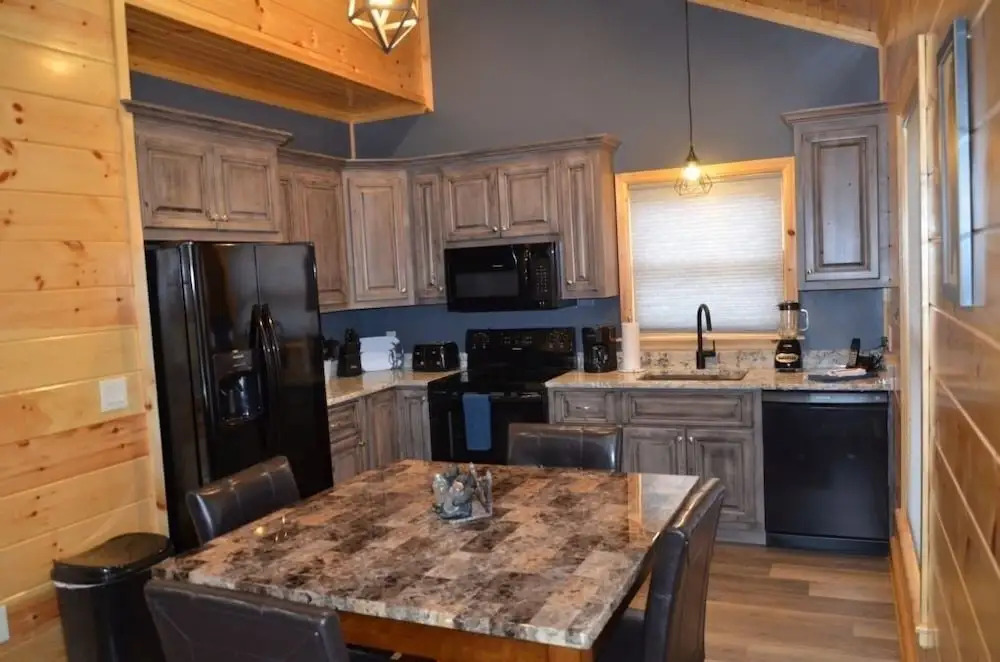 Peaceful family cabin near fishing with over 100 acres of mountain and field trails to explore! 2 Bedroom Cabin by RedAwning