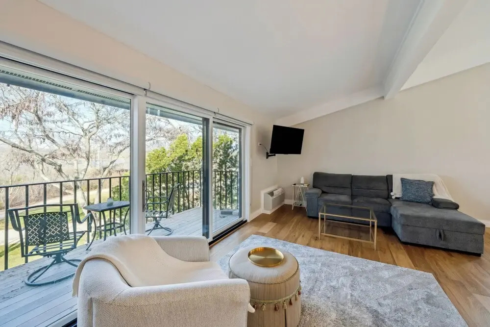 Elegant 4-season Lake Geneva Condo w/ Fireplace!