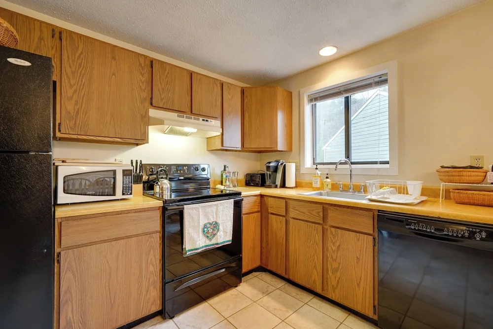 Dover Condo w/ Grill & Balcony: 3 Mi to Mt Snow!