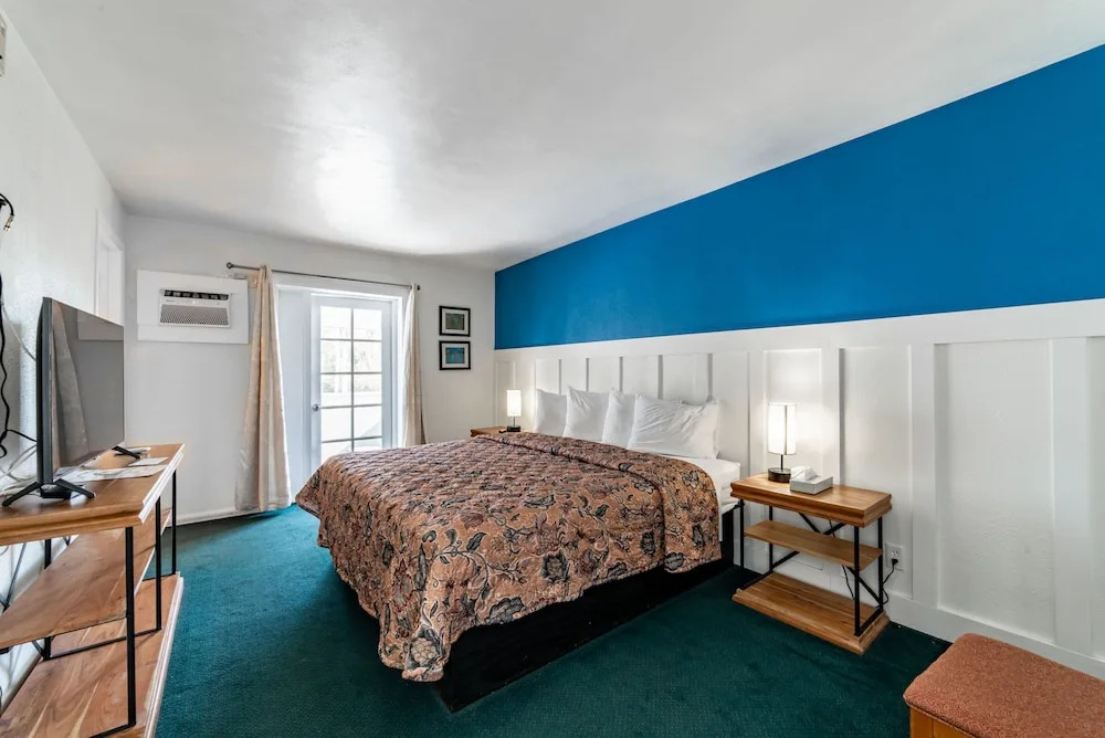 Captain's Table Lodge and Villas