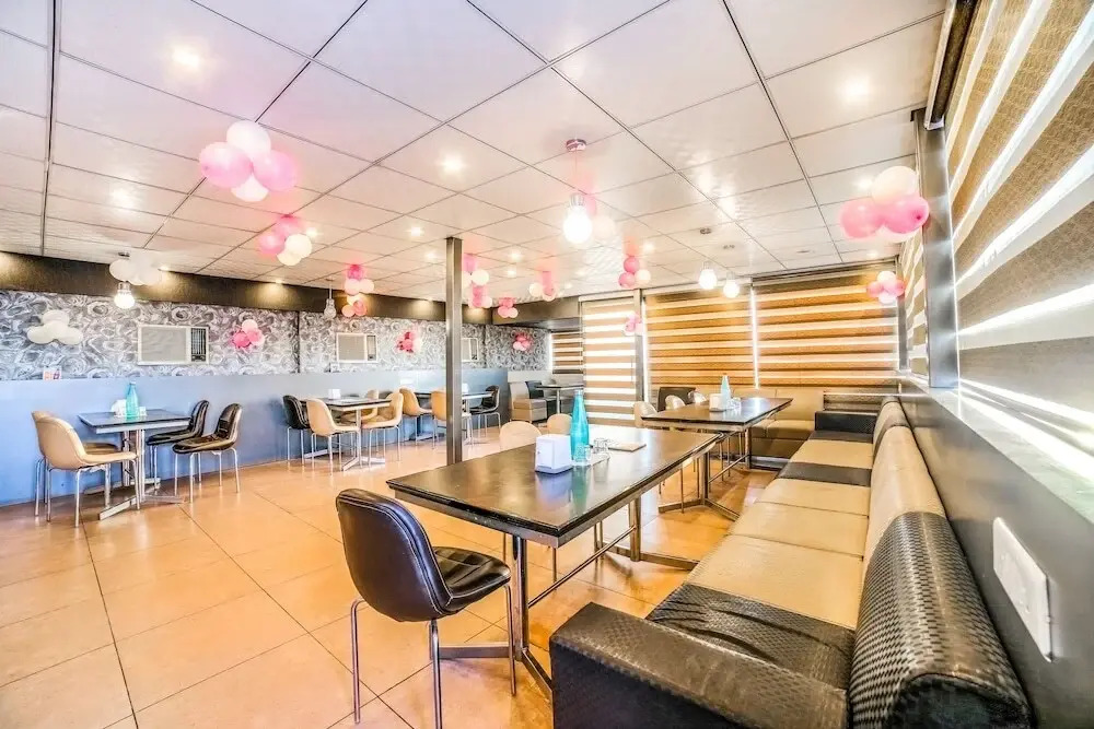 OYO 18342 Hotel Aqueens